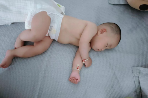 平湖宝宝多久会坐